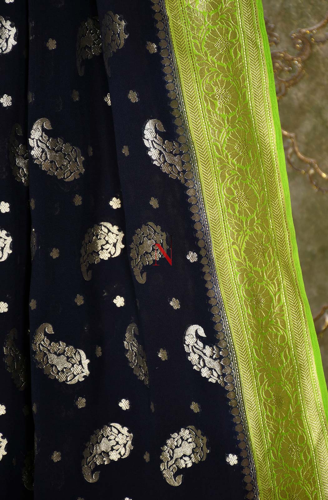 Black & Parrot Green Pure Banarasi Georgette Khaddi Dupatta - Naksheband