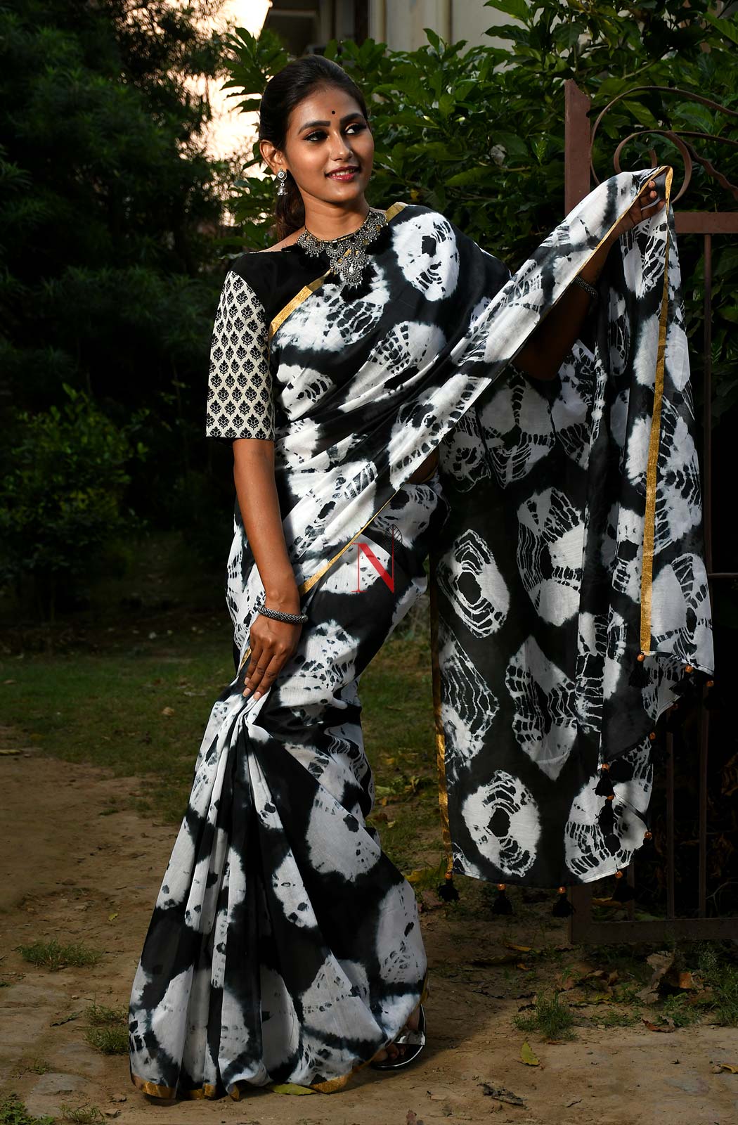 Black & White Pure Silk Chanderi Saree - Shibori - Naksheband