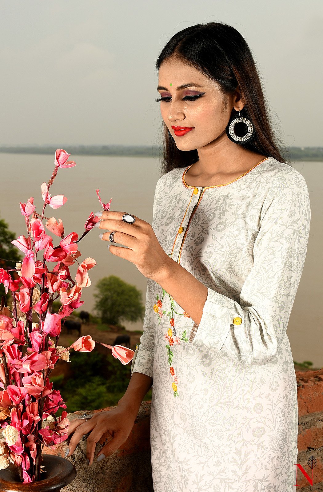White Pure Cotton Hand Embroidered Suit Set - Naksheband